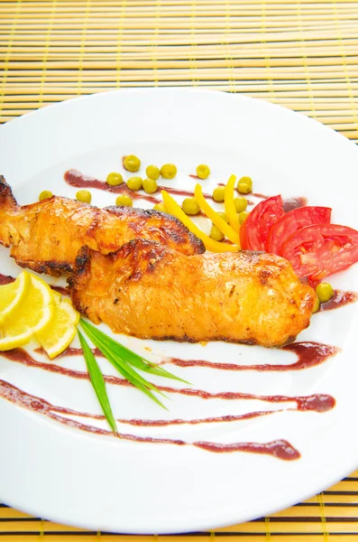 Fisk stekt och serverad i tallriken — Stockfoto