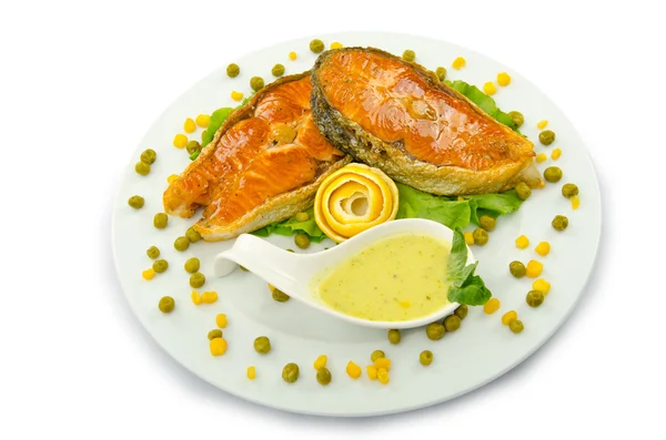 Salmon panggang dan disajikan di piring — Stok Foto