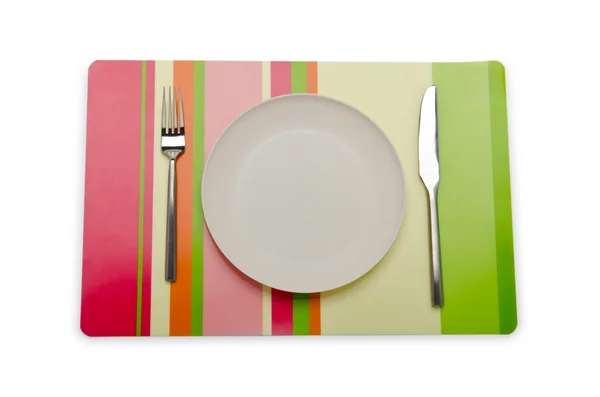 Placa e utensílios servidos na mesa — Fotografia de Stock