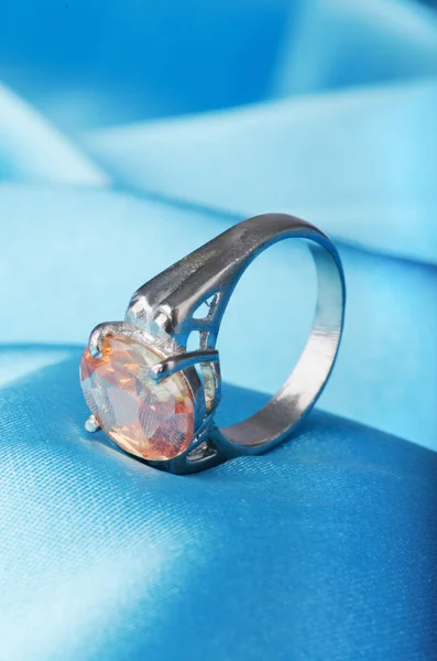 Pierścień Biżuteria na tle satyna — Zdjęcie stockowe