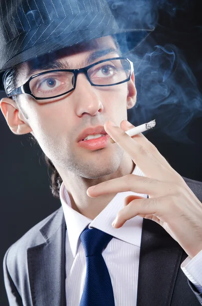 Giovane uomo fumare sigaretta — Foto Stock