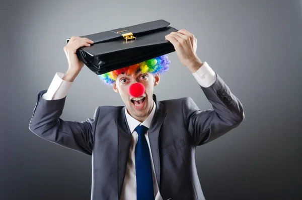 Клоун-бизнесмен в смешной бизнес-концепции — стоковое фото