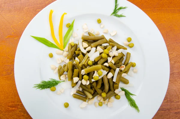 Ensalada de judías verdes en el plato —  Fotos de Stock