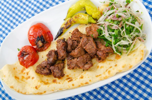 Kebab serveras i plattan — Stockfoto