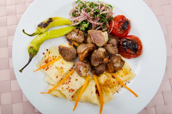Cocina de carne - kebab servido en plato — Foto de Stock