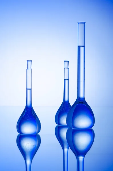 Хімічні трубки на градієнтному фоні — стокове фото