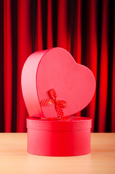 Подарункова коробка у формі серця на фоні Ліцензійні Стокові Зображення
