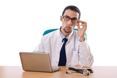 dizüstü bilgisayarda çalışan erkek doktor