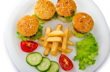 Hamburger ve patates kızartması tabağı.