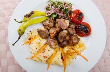 Et yemeği - Tabakta servis edilen kebap