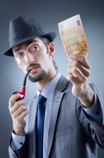 Детектив смотрит на фальшивые деньги — стоковое фото
