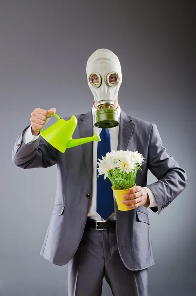 Empresário com máscara de gás e flores — Fotografia de Stock