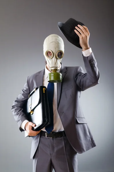 Biznesmen noszenie maski gazowe — Zdjęcie stockowe