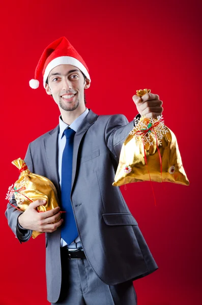 Empresário oferecendo presentes no Natal — Fotografia de Stock