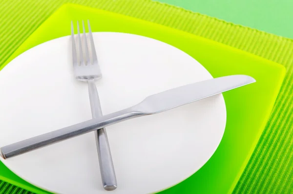 Пустая тарелка с посудой — стоковое фото