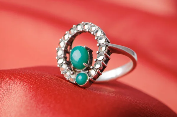 Šperky prsten na satén pozadí — Stock fotografie