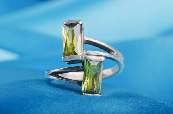 Anel de jóias no fundo de cetim — Fotografia de Stock