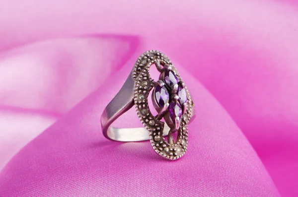 Anel de jóias no fundo de cetim — Fotografia de Stock