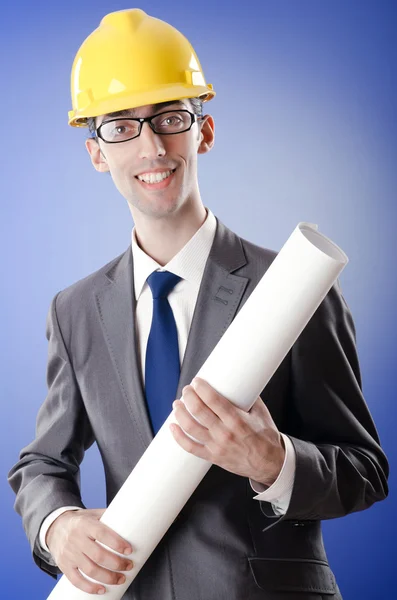 Νεαρός αρχιτέκτονας με σχέδια και καπέλο — Φωτογραφία Αρχείου