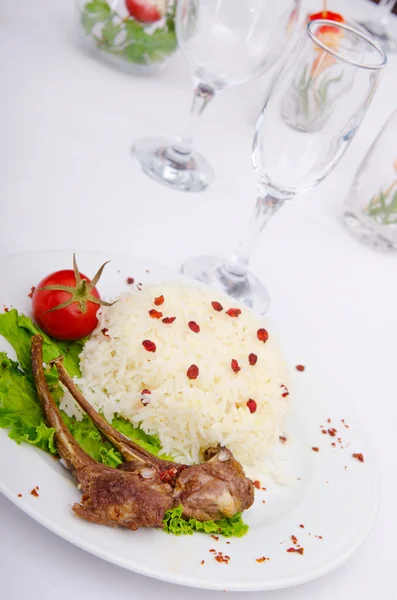 Lamm revbensspjäll med ris serveras i plattan — Stockfoto