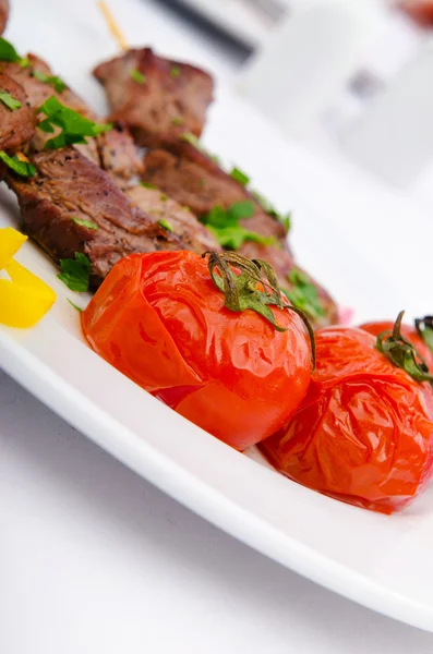 Kebab e tomates no prato — Fotografia de Stock