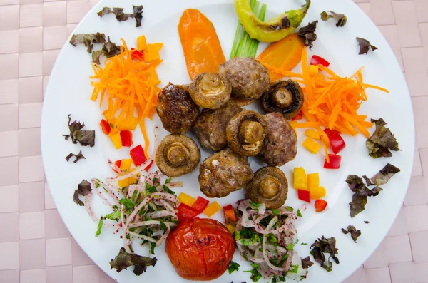 Kebab serveras i plattan — Stockfoto