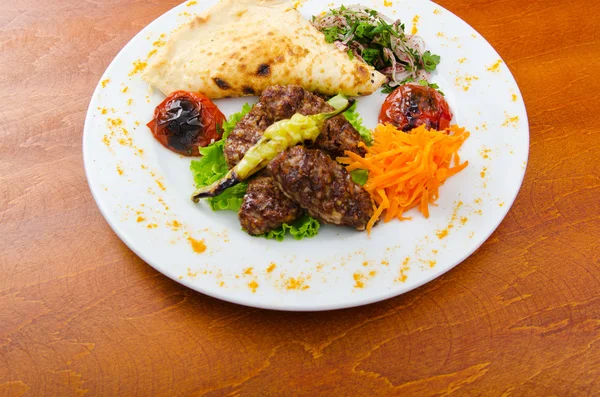 고기 요리 - 식탁에 차려 놓은 케밥 — 스톡 사진