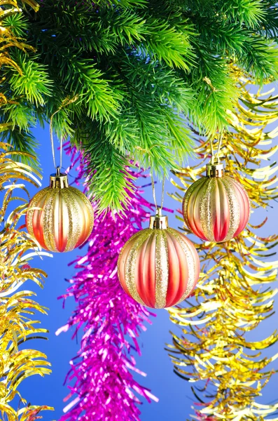 Baubles kavramı kutlama Noel ağacı üzerinde — Stok fotoğraf