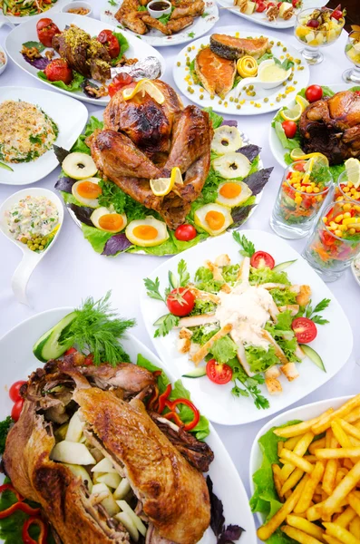 Stůl podávaný s chutnými jídly — Stock fotografie