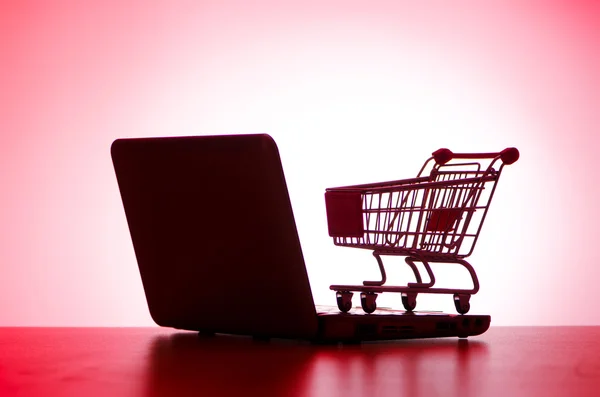 Silhoette de laptop e carrinho de compras — Fotografia de Stock