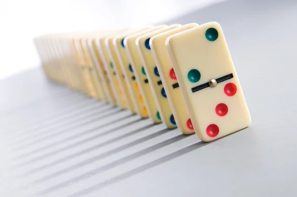 Domino vaikutus monia kappaleita — kuvapankkivalokuva