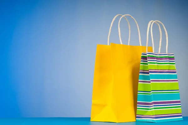 Boodschappentassen tegen achtergrond met kleurovergang — Stockfoto