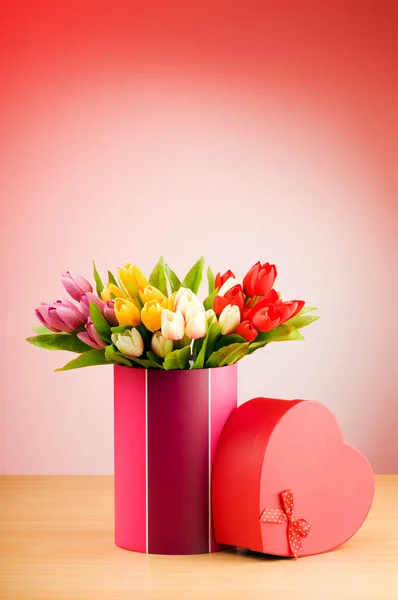 Giftbox e tulipas contra fundo gradiente — Fotografia de Stock