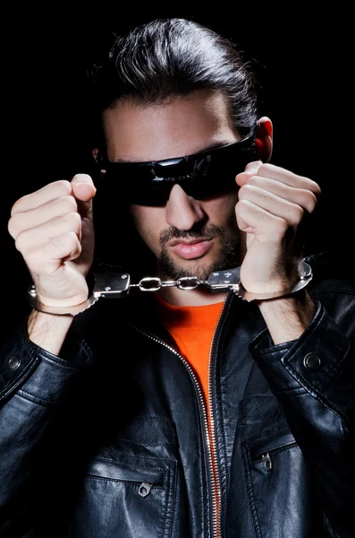 Junger Verbrecher mit Handschellen — Stockfoto