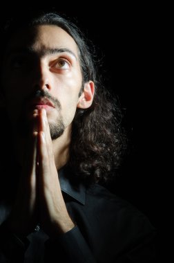 genç adam karanlıkta dua