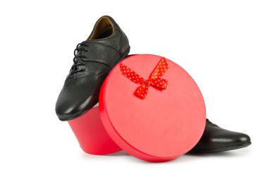 Siyah kadın ayakkabıları beyazda izole.