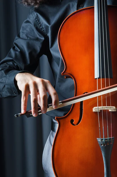 Man spelar cello — Stockfoto