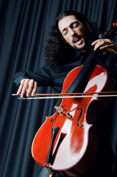Joueur de violoncelle pendant la représentation — Photo