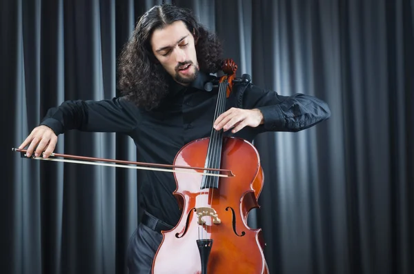演奏大提琴的男人 — 图库照片