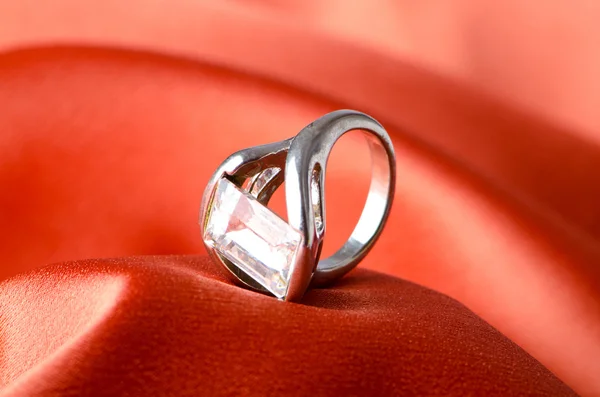 Concepto de moda con anillo sobre fondo — Foto de Stock