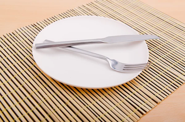 Emtpy tányérok, poharak az asztalon — Stock Fotó