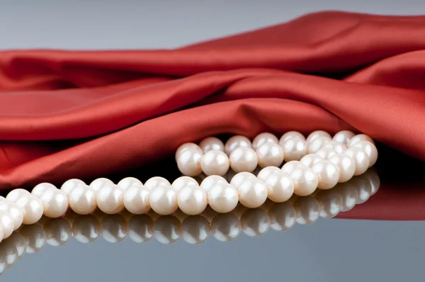 Pärlor halsband på satin bakgrund — Stockfoto