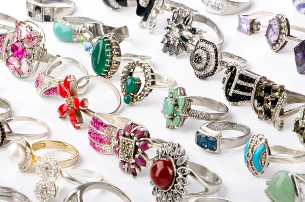Selectie van vele kostbare ringen — Stockfoto