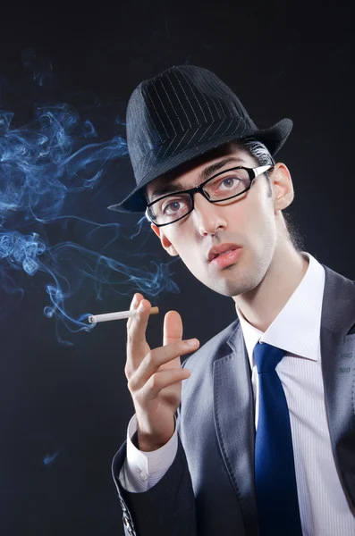 Młody człowiek palący papierosa — Zdjęcie stockowe