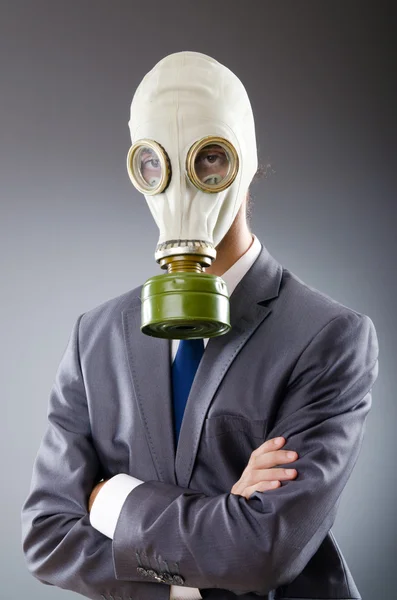 Homme d'affaires portant un masque à gaz — Photo