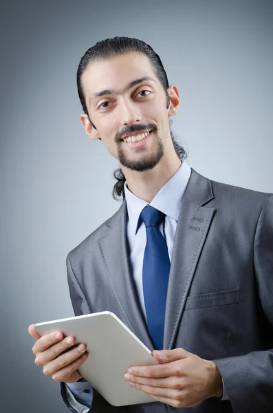 Tablet Bilgisayar üzerinde çalışan İşadamı — Stok fotoğraf