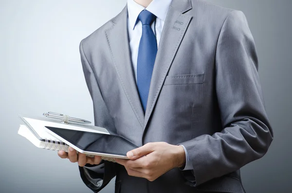 Affärsman Arbetar på Tablet Computer — Stockfoto