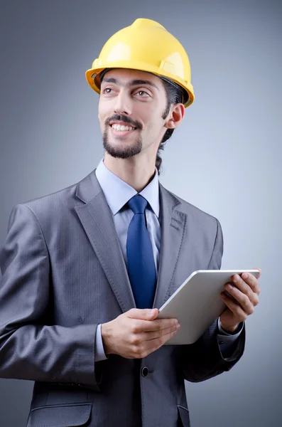 Bauarbeiter arbeitet an Tablet — Stockfoto