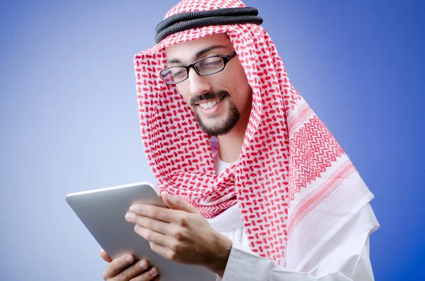 태블릿 컴퓨터와 젊은 아랍 — 스톡 사진