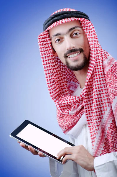 Árabe joven con tableta —  Fotos de Stock